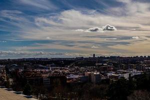 panorama do a cidade do madri dentro uma Primavera ensolarado dia foto