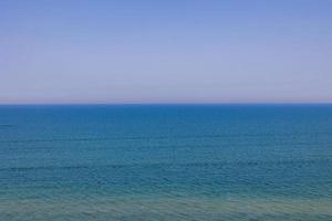 beira-mar panorama Paz e quieto em uma ensolarado caloroso dia foto