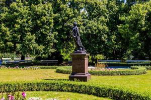 verão panorama em uma ensolarado dia parque jardim Varsóvia Polônia caminho, árvore foto