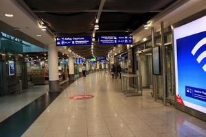 Düsseldorf, Alemanha, quarta-feira 12 abril 2023 internacional aeroporto pessoas caminhando e viajando dentro Europa Alto qualidade fundo feriados impressões foto