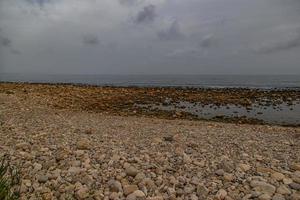 panorama esvaziar rochoso de praia em uma nublado dia Espanha foto