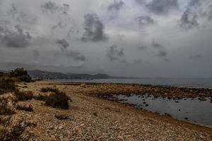 panorama esvaziar rochoso de praia em uma nublado dia Espanha foto