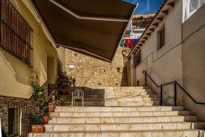 histórico velho colorida casas bairro santa cruz alicante Espanha em uma ensolarado dia foto