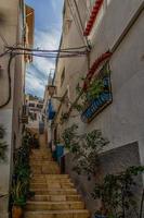 histórico velho colorida casas bairro santa cruz alicante Espanha em uma ensolarado dia foto