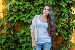 lindo jovem hipster Brunete menina com grandes verde cabelo sorridente em parque fundo foto