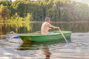 pescador em um barco foto