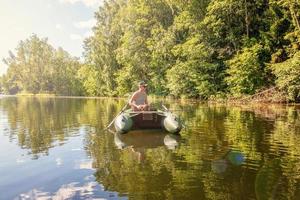 pescador em um barco foto