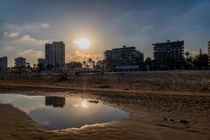 panorama Largo arenoso de praia dentro alicante outono dia nuvens playa san Juan foto