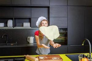 Adolescência menina preparando massa, assar caseiro feriado maçã torta dentro cozinha foto