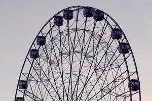 roda gigante com céu nublado foto