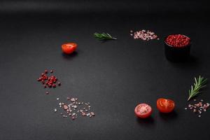 ingredientes para cozinhando uma delicioso vegetariano prato cereja tomates, alecrim, sal foto