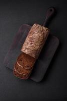 pão do fresco crocantes Castanho pão com grãos e sementes foto