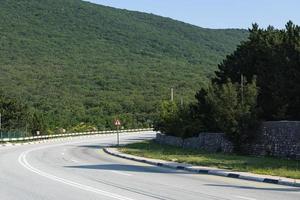 uma íngreme montanha dobrar do uma pavimentou estrada. auto viagem. foto