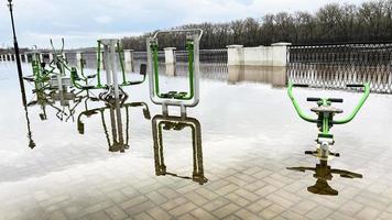 Primavera inundações este inundado a caminhos em a rio aterro e Esportes equipamento. foto