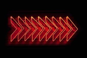 vermelho Setas; flechas apontando certo - néon luz foto
