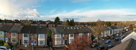 aéreo Visão do luton residencial distrito do santo augustina ave luton Inglaterra Inglaterra ótimo bretanha. a imagem estava capturado em 06 de abril de 2023 com drones Câmera durante pôr do sol foto