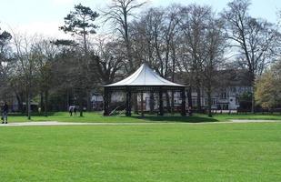 lindo baixo ângulo Visão do Wardown público parque do luton Inglaterra ótimo bretanha. imagem estava capturado em 03 de abril de 2023 foto