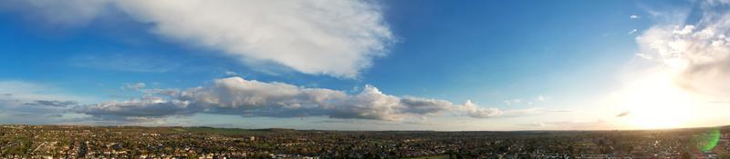 aéreo Visão do luton residencial distrito do santo augustina ave luton Inglaterra Inglaterra ótimo bretanha. a imagem estava capturado em 06 de abril de 2023 com drones Câmera durante pôr do sol foto