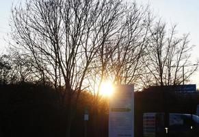 lindo Visão do luton Cidade do Inglaterra Reino Unido durante laranja pôr do sol. a imagem estava capturado em 03 de abril de 2023 foto