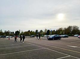 baixo ângulo Visão do vontade lago e público parque com ferris roda para Diversão. pessoas estão desfrutando a começar do verão estação às isto parque do Milton keynes Inglaterra Reino Unido. cenas estava capturado em 09 de abril de 202 foto