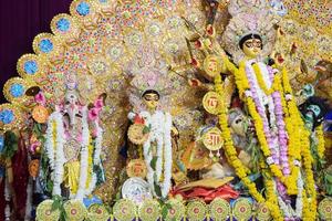 deusa durga com olhar tradicional em vista de perto em um sul kolkata durga puja, ídolo durga puja, um maior festival hindu navratri na índia foto