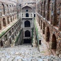 agrasen ki baoli - degrau bem situado no meio de connaught, localizado em nova delhi índia, antiga construção de arqueologia antiga foto