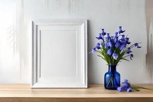 mínimo branco cenário quadro, Armação tela de pintura exibição com flor dentro vaso foto