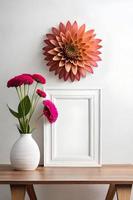 mínimo branco cenário quadro, Armação tela de pintura exibição com flor dentro vaso foto