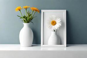 mínimo branco cenário quadro, Armação tela de pintura exibição com flor dentro vaso foto