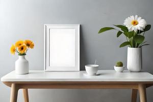 mínimo branco cenário quadro, Armação tela de pintura exibição com flor dentro vaso foto