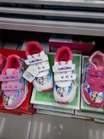 dubai, eua 2023 bebê sapatos em estante dentro uma shopping center. seletivo foco do crianças sapatos foto