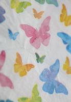 colorida borboletas em branco guardanapo papel fechar acima fundo grande Tamanho Alto qualidade instante impressão estoque fotografia foto