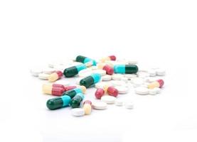 colorida pílulas com cápsulas e pílulas dentro fecho de correr plástico bolsas. isolado em branco fundo foto