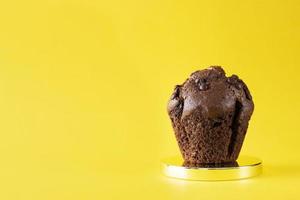 chocolate bolinho em uma amarelo fundo. bolo. chocolate doces. padaria. foto