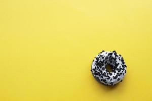 rosquinha com chocolate gotas em uma amarelo fundo. Lugar, colocar para inscrições. foto