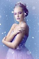 menina modelo dentro a imagem do a neve rainha em uma fundo do neve .inverno garota. foto