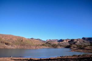 uma reservatório dentro a montanhas foto