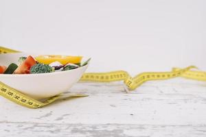 fita métrica de alimentos saudáveis com vegetais frescos, conceito foto