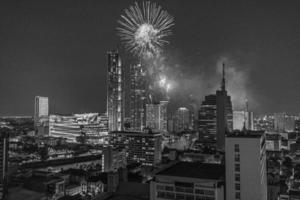 aéreo Visão do uma fogos de artifício exibição sobre a chao phraya rio dentro Bangkok foto