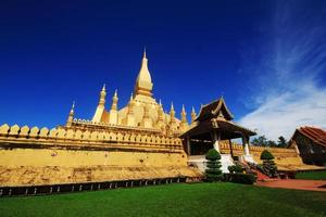 lindo ótimo dourado pagode às wat pha este luang têmpora às vientiane província, Laos foto