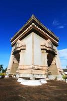 lindo antigo Patuxay monumento é triunfal arco ponto de referência e famoso dentro vientiane província, Laos foto