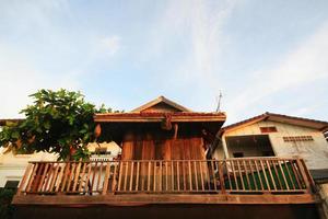 velho de madeira casa em ribeirinha dentro pôr do sol às khong rio a thai-laos fronteira chaingkhan distric dentro a campo às Tailândia foto