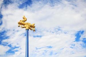 lindo dourado naga luminária em a rua com azul céu dentro Tailândia foto