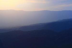 lindo panorama camadas do montanha e enevoado em Colina vale dentro dourado crepúsculo do pôr do sol às Tailândia foto