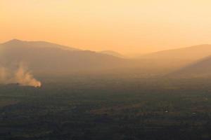 lindo panorama camadas do montanha e enevoado em Colina vale dentro dourado crepúsculo do pôr do sol às Tailândia foto