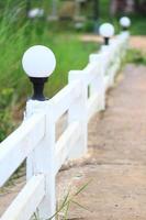 vintage esférico lâmpadas em branco de madeira cerca decoração para passarela luzes dentro jardim foto