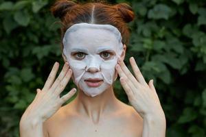 retrato do uma menina com ás mascarar tocante a face foto