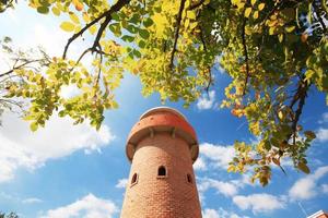 lindo tijolo pedra torre é arquitetura romano estilo ponto de referência dentro a jardim e parque às tailândia. foto