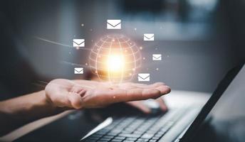 o negócio pessoas aguarde uma virtual mundo com comunicação ícones, carta ícones, o email ícones, e Boletim de Notícias o email e proteger seu pessoal em formação ou Spam correspondência, cliente serviço ligar Centro contato. foto