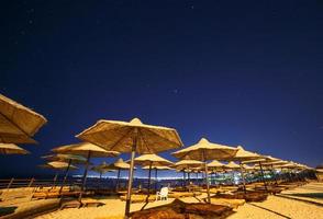 sombrinha de praia guarda-chuvas contra noite céu dentro Egito foto